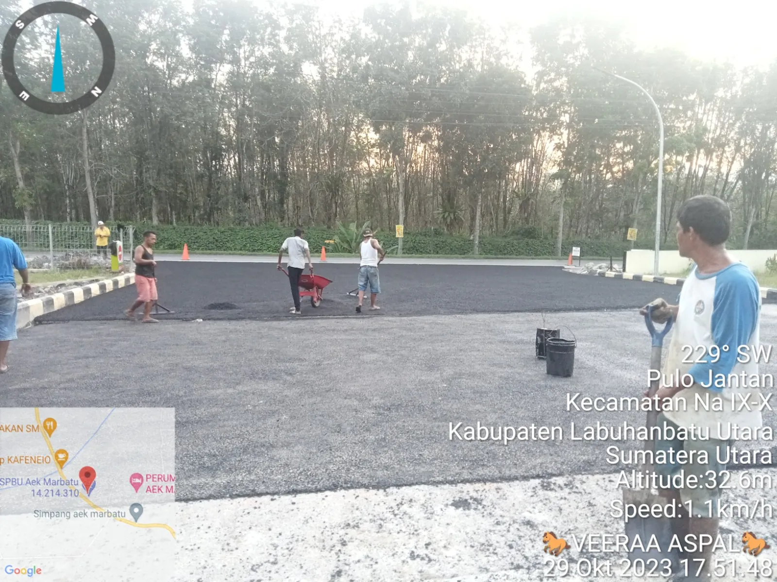 Dokumentasi pekerjaan pengaspalan di lapangan