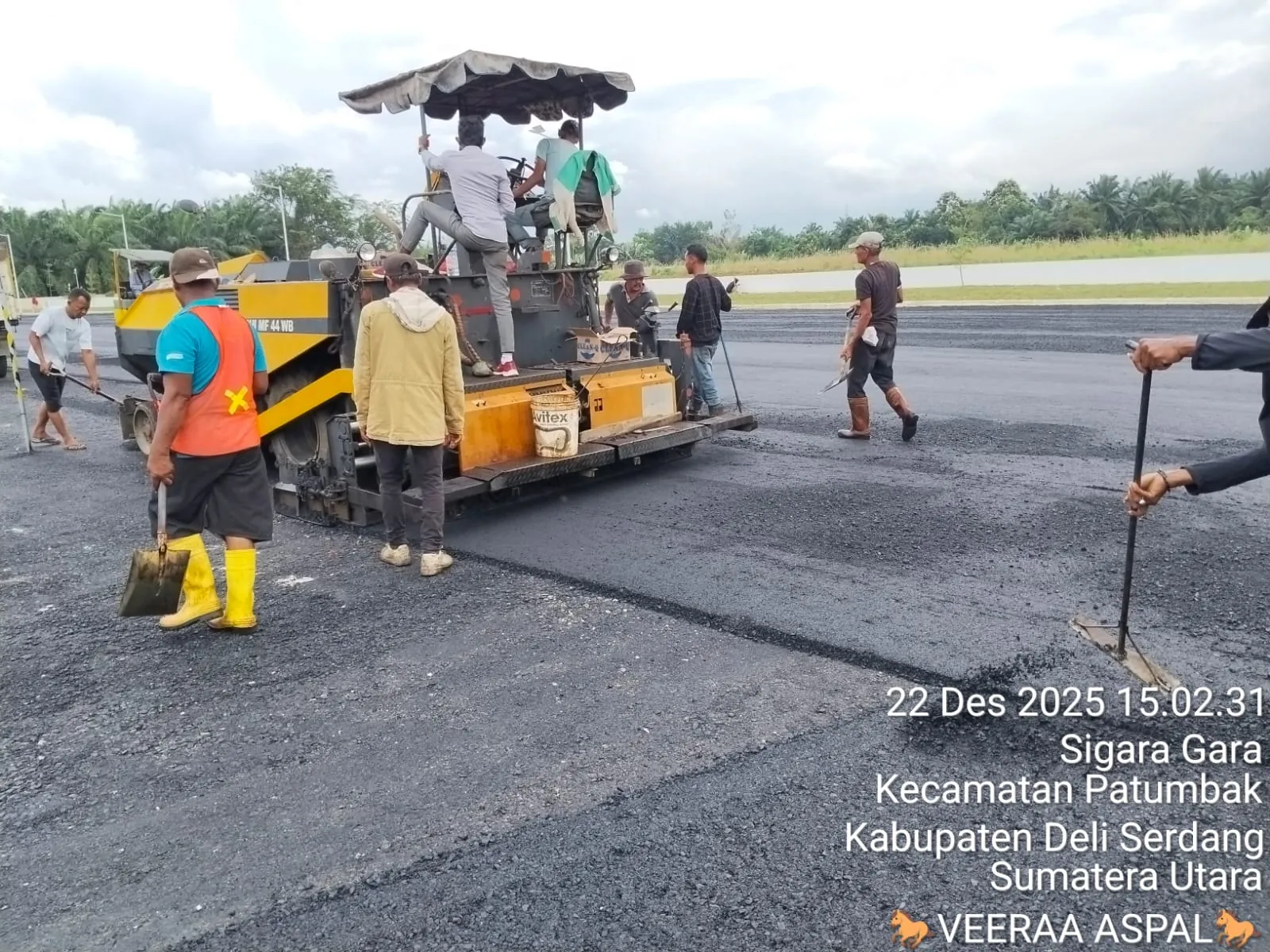 Dokumentasi pekerjaan pengaspalan proyek 44